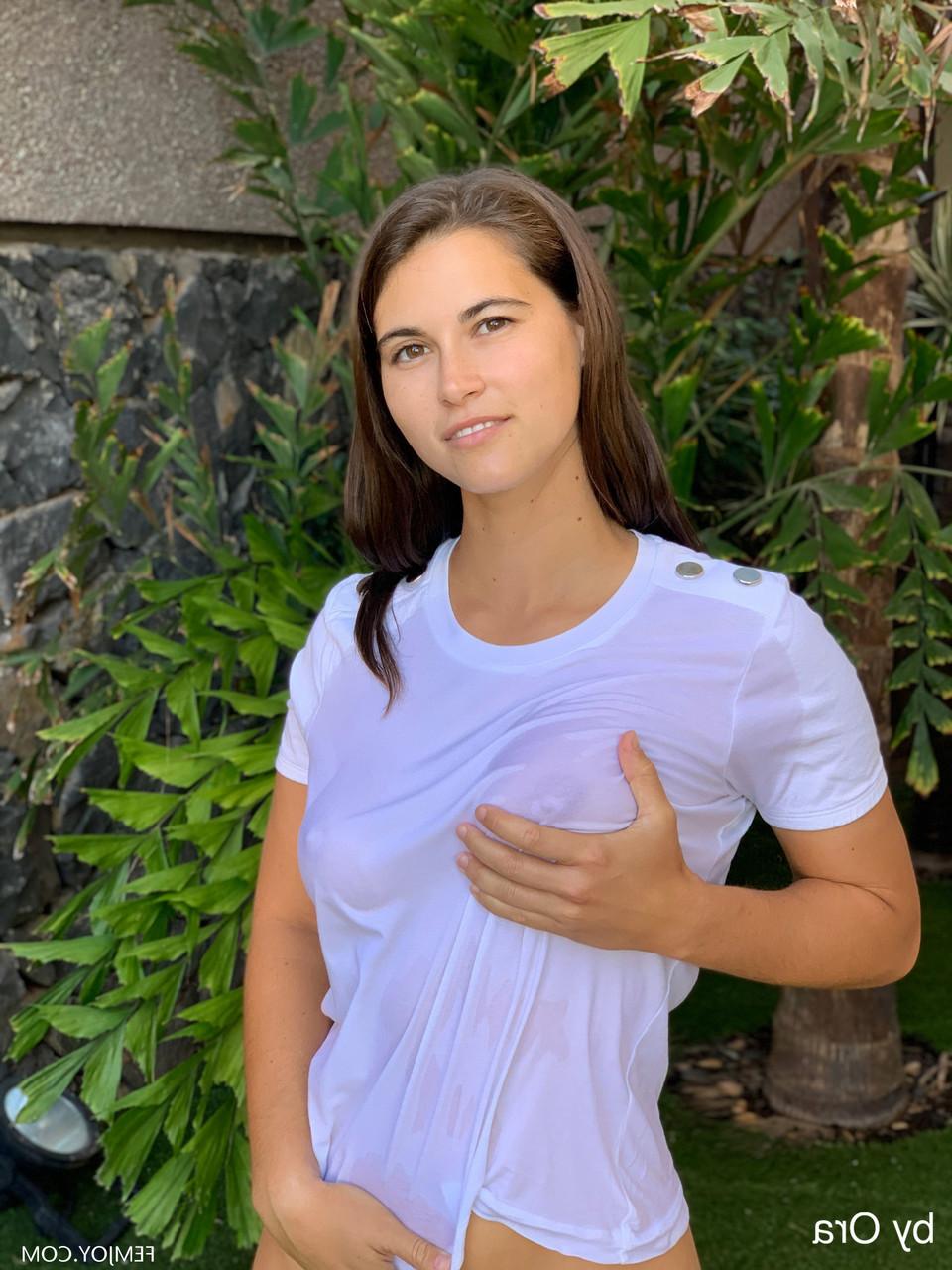 20P La miel amateur nina s muestra su culo, sus tetas naturales y su sabroso coño al aire libre