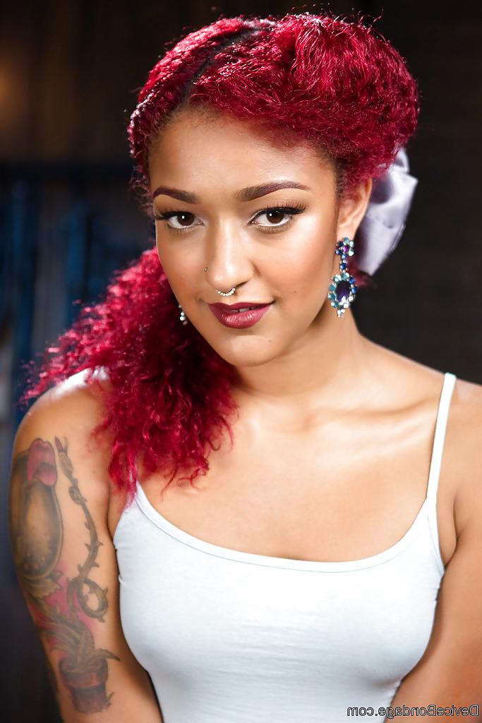 16P A gata fetiche de ébano Daisy Ducati tem sua buceta vibrada até esguichar