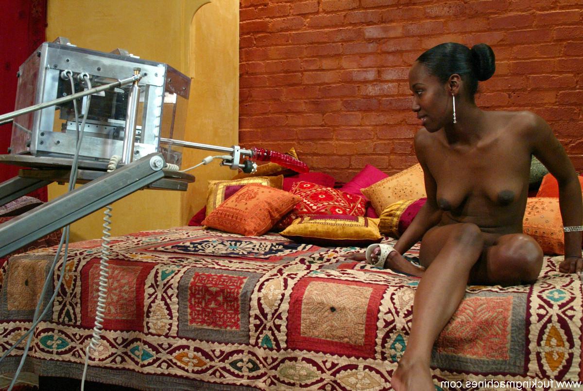20P A pornstar somali Iman de quatro tendo sua buceta negra fodida por um vibrador
