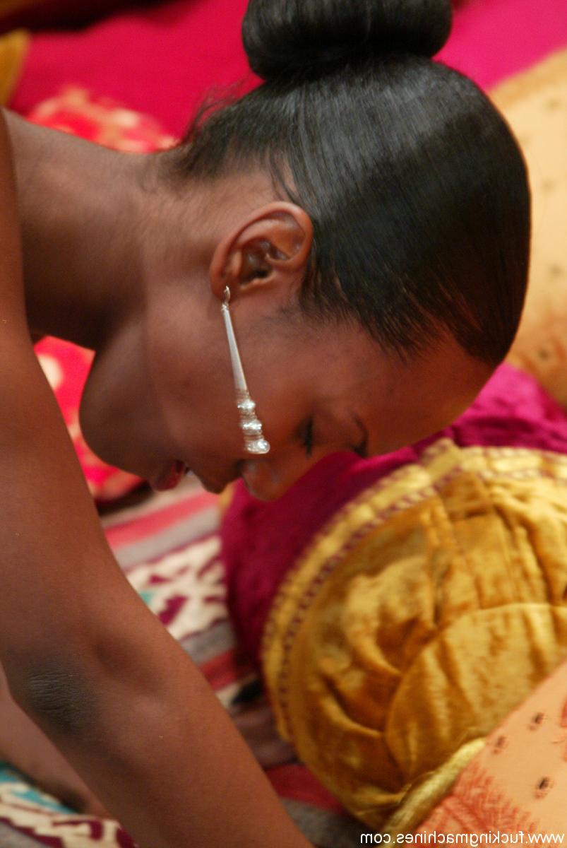 20P A pornstar somali Iman de quatro tendo sua buceta negra fodida por um vibrador