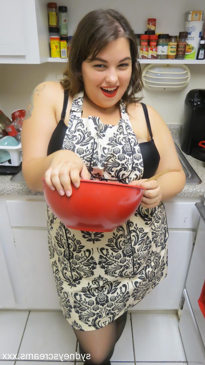 16P A dona de casa gorda Sydney Screams exibe sua bunda grande e peitos grandes na cozinha