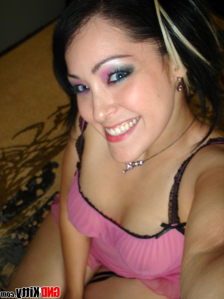 12P Asiática amateur se quita la lencería rosa mientras se toma selfies con coletas