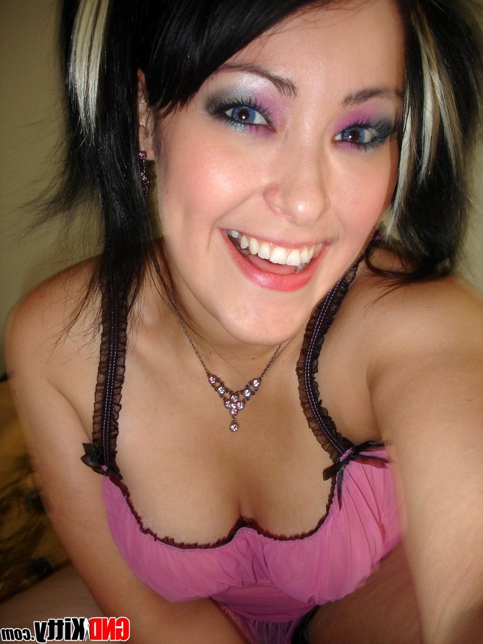 12P Asiática amateur se quita la lencería rosa mientras se toma selfies con coletas