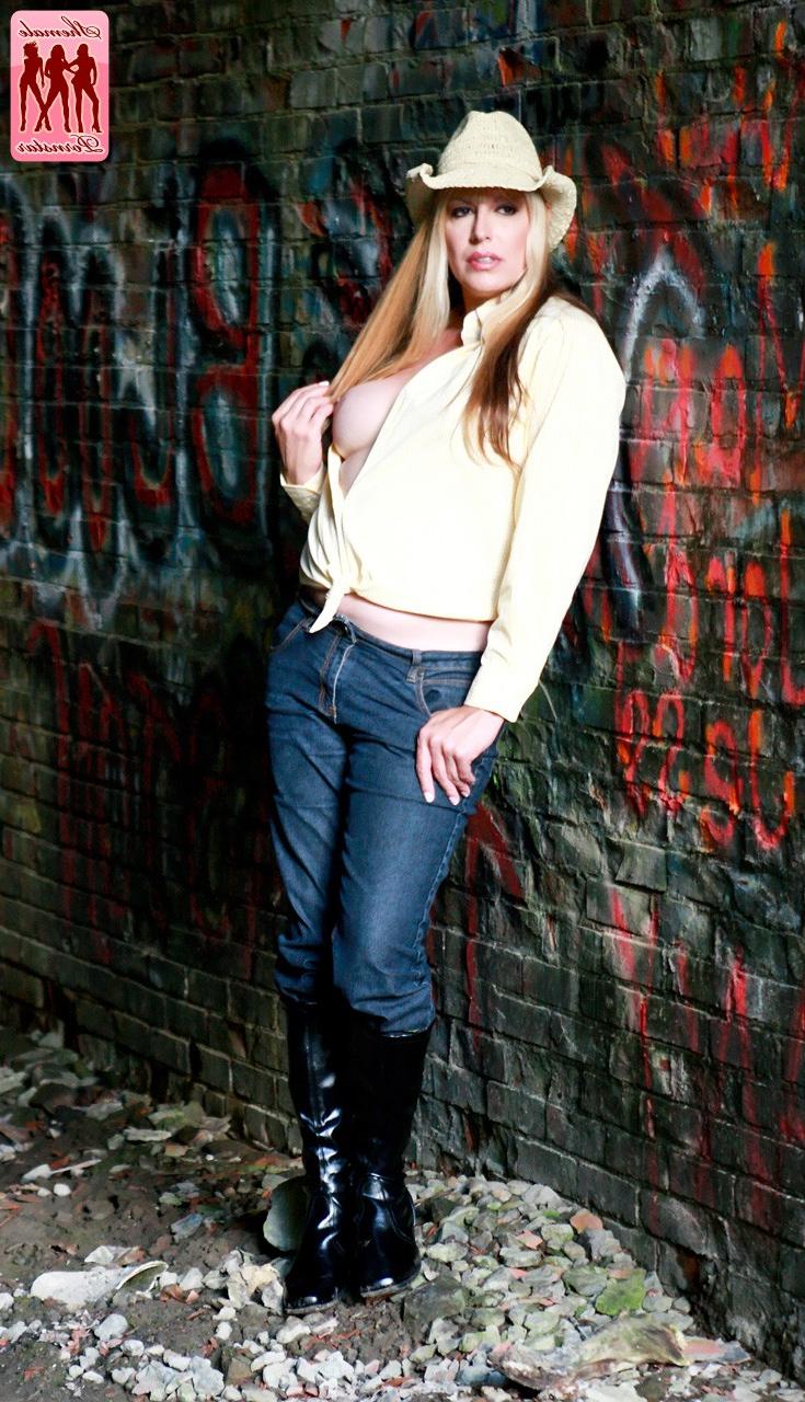 16P TGirl Estrela Pornô Meghan Chavalier
