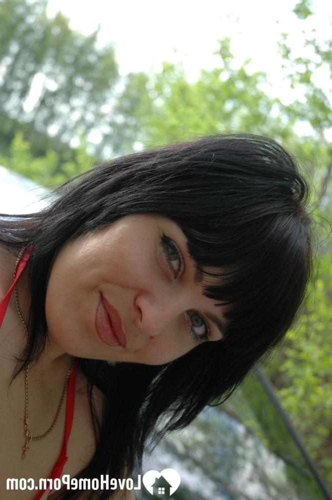 20P Salope amateur coquine posant et se touchant en lingerie sexy en public