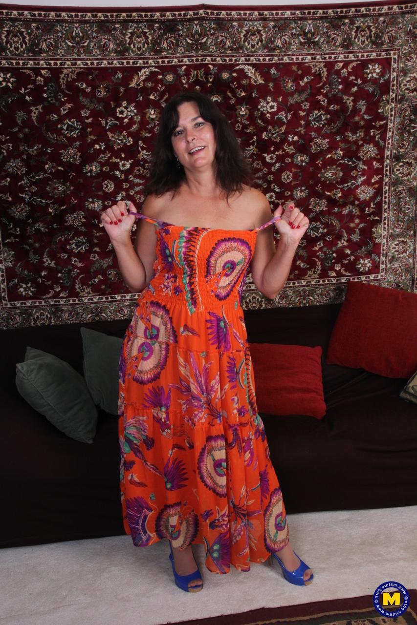 20P A dona de casa amadora Carrie M tira o vestido e a lingerie para se masturbar