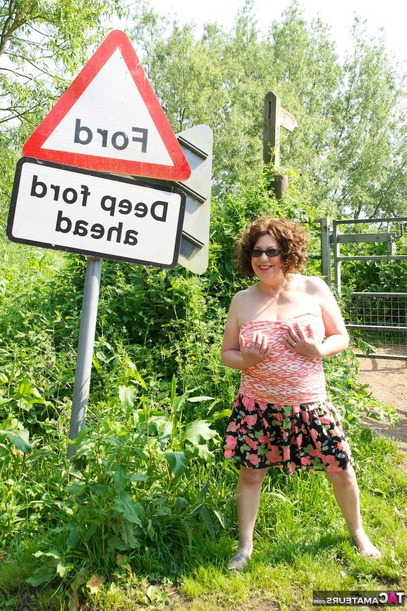 16P Señora madura saca sus tetas naturales mientras se mete en aguas poco profundas