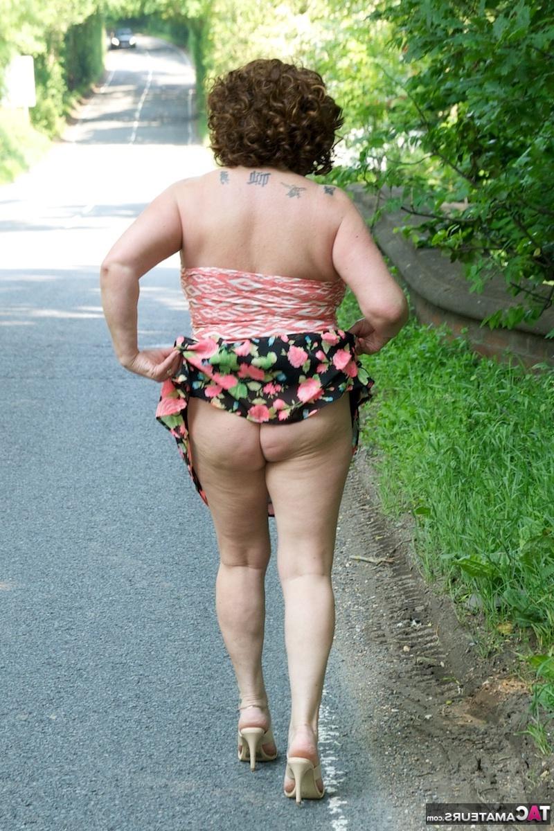 16P Señora madura saca sus tetas naturales mientras se mete en aguas poco profundas