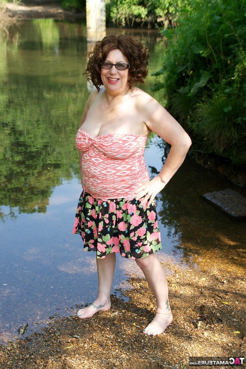 16P Señora madura saca sus tetas naturales mientras se mete en aguas poco profundas