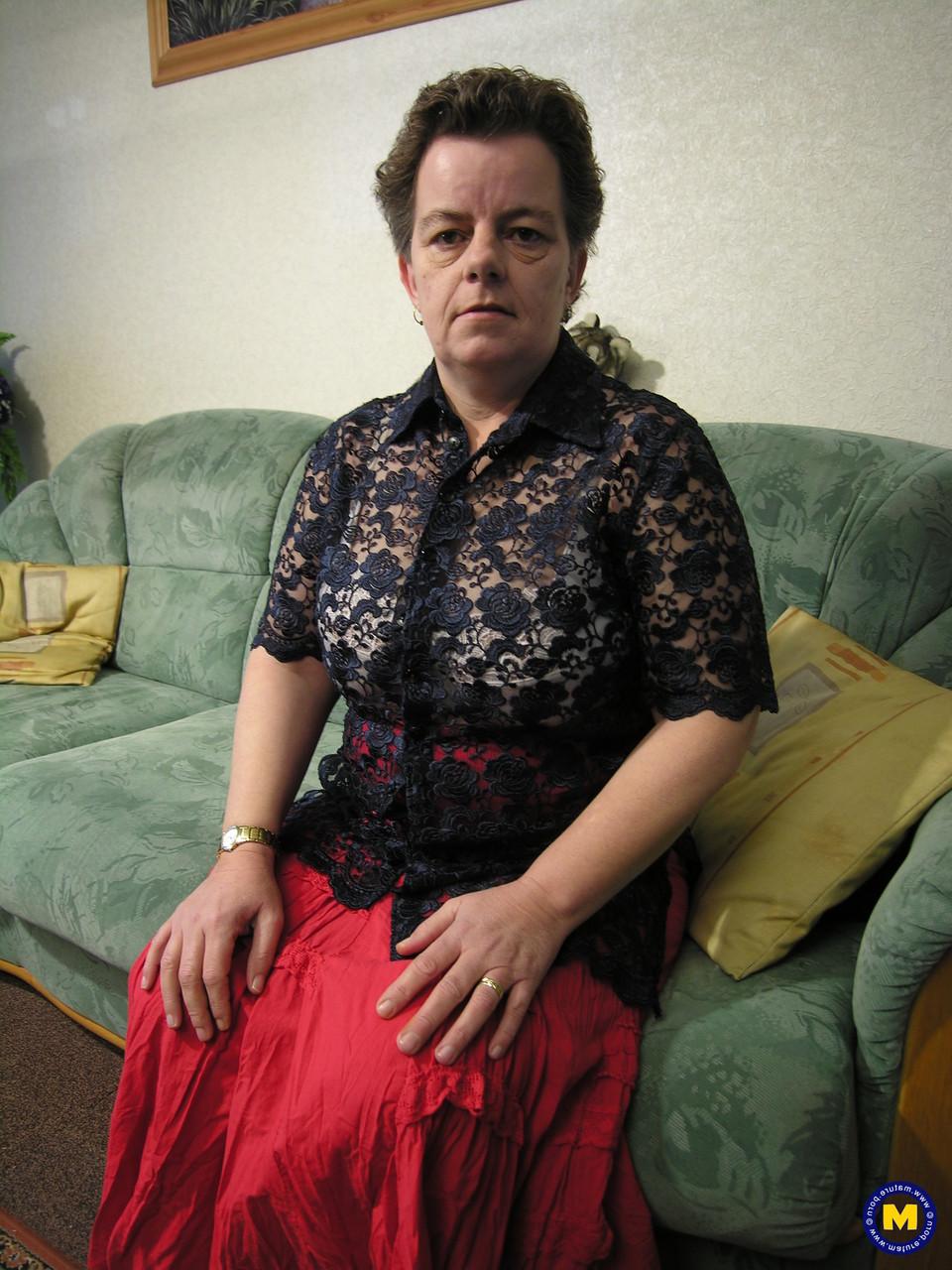 20P La BBW de pelo corto Riekie lame sus grandes tetas y juega con su coño maduro