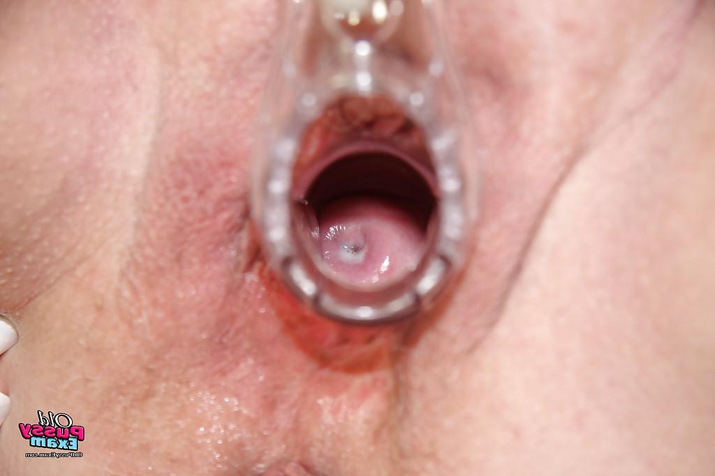 16P Geile Oma spielt mit ihren riesigen, schlaffen Titten und spielt mit ihrer rasierten Fotze