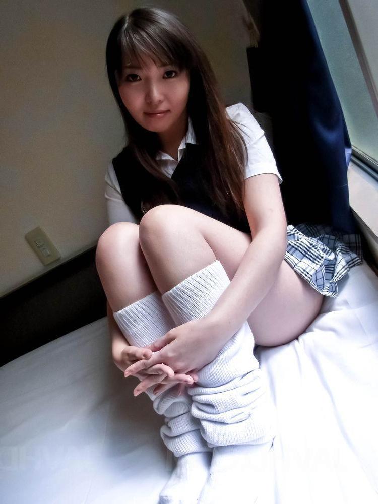 15P Das japanische Schulmädchen Haruka Ohsawa entblößt ihre voll entwickelten Brüste