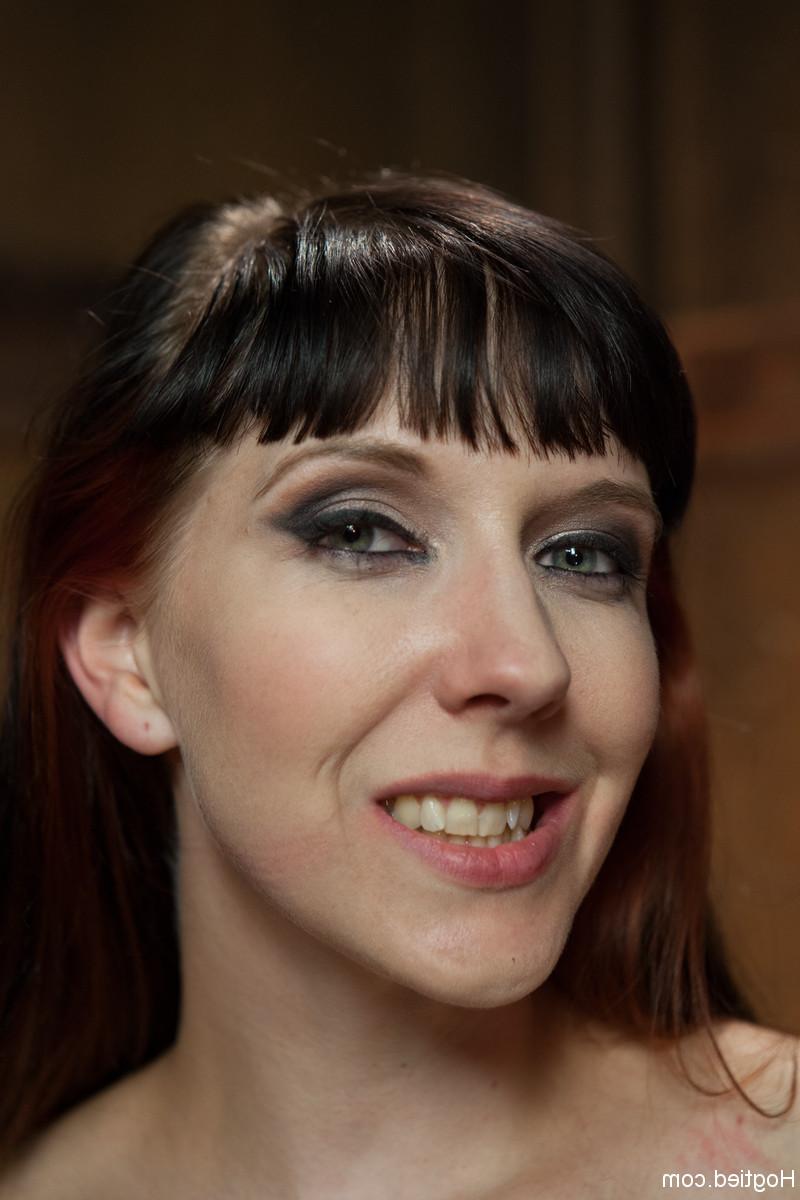 20P Das brünette amerikanische Babe Jade Aspen lässt sich von einer Domme ihre großen Titten festklemmen