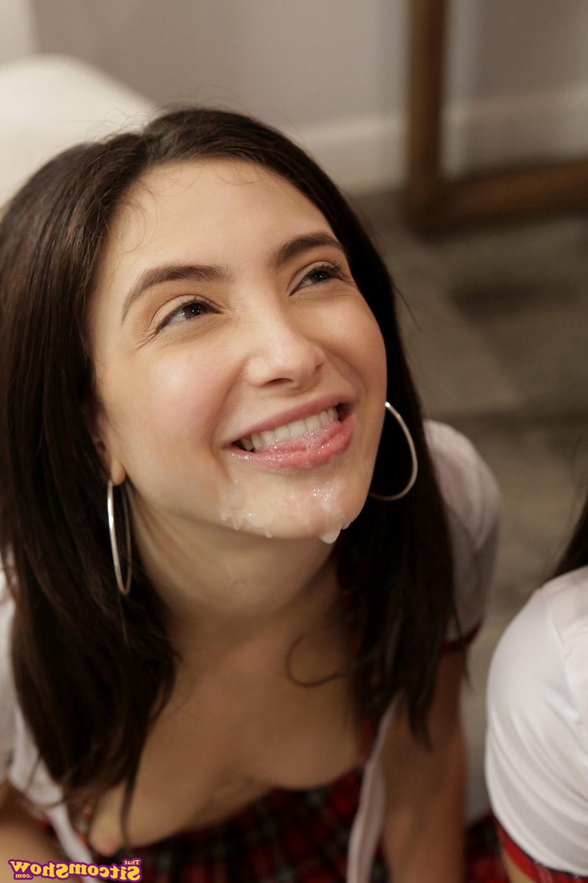 20P Die zierlichen Schulmädchen Eliza Ibarra und Jane Wilde blasen einen Schwanz, bevor sie ihn teilen