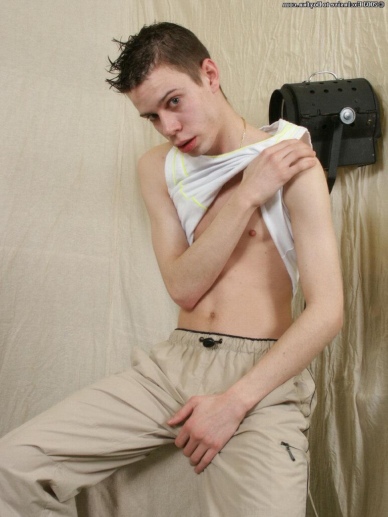 20P O jovem magro Kyle Martin fica nu e sacode seu pau peludo de perto