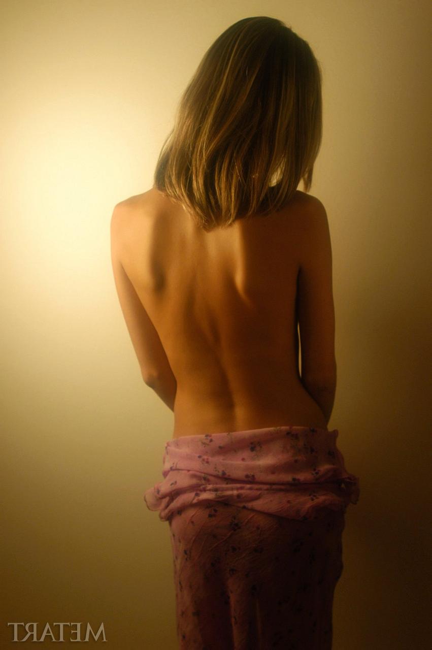 20P La esbelta Iveta A hace alarde de sus calientes tetas y sus largas y sexys piernas en solitario