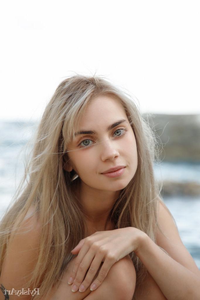 16P La joven rubia platino Sofy Bee posa totalmente desnuda sobre las rocas junto al mar