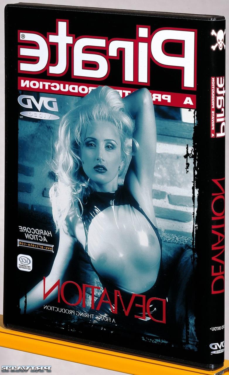 11P A vagabunda loira Zora Banx é destruída em um gangbang BDSM ao ar livre