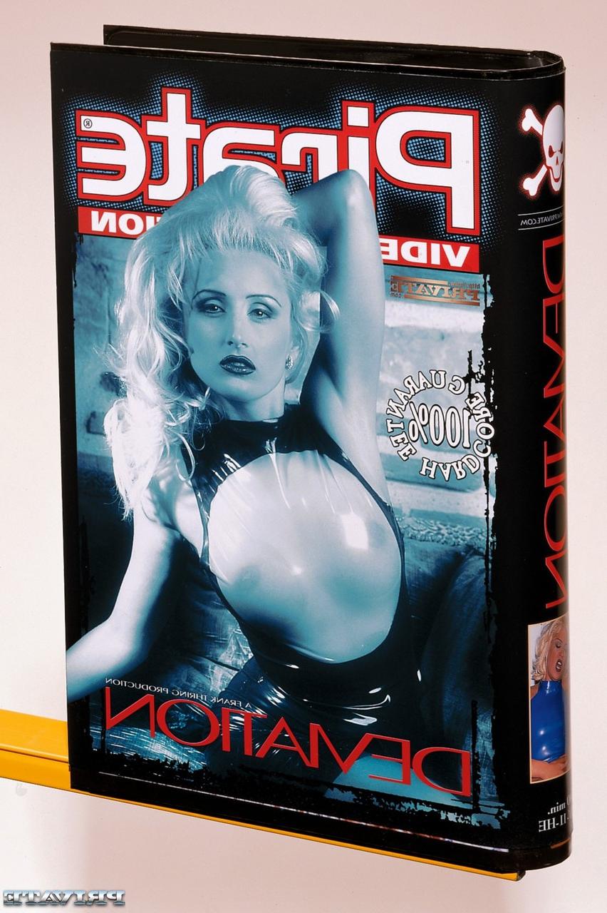 11P A vagabunda loira Zora Banx é destruída em um gangbang BDSM ao ar livre