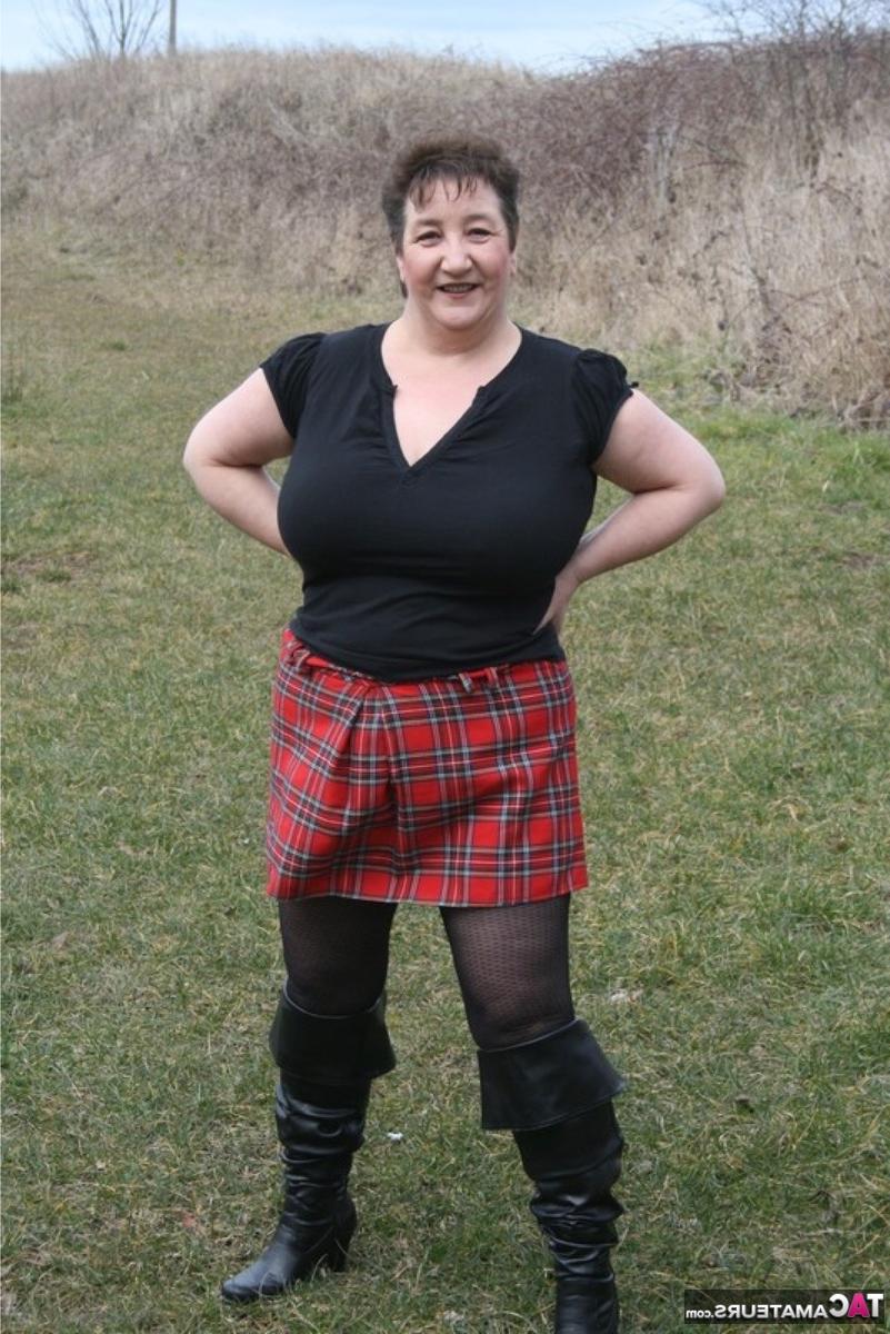 16P La gorda británica Kinky Carol se quita la camisa cerca del agua con una falda a cuadros