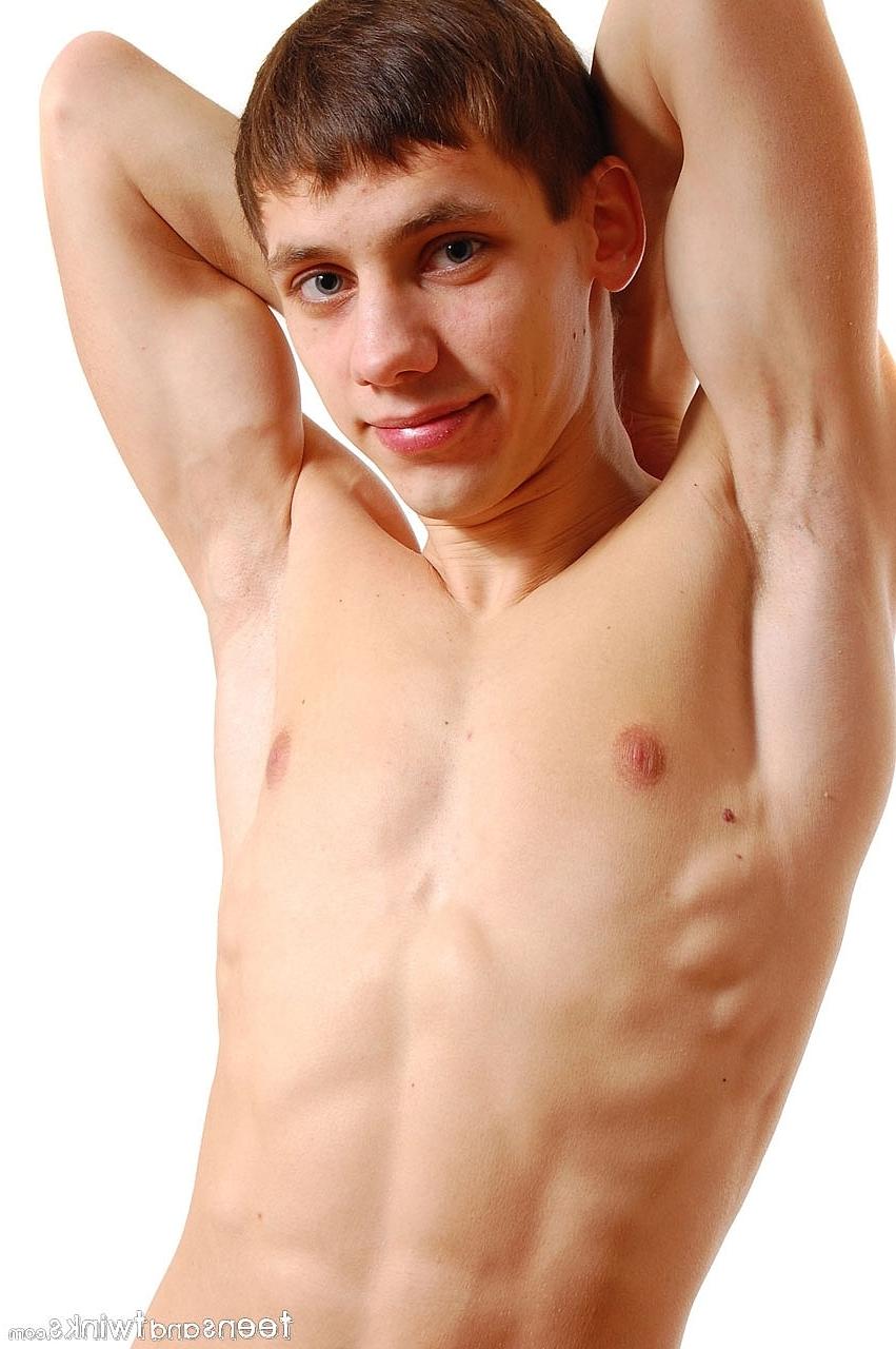 20P O adorável garoto gay Tommy revela seu corpo magro e bunda firme antes de se masturbar