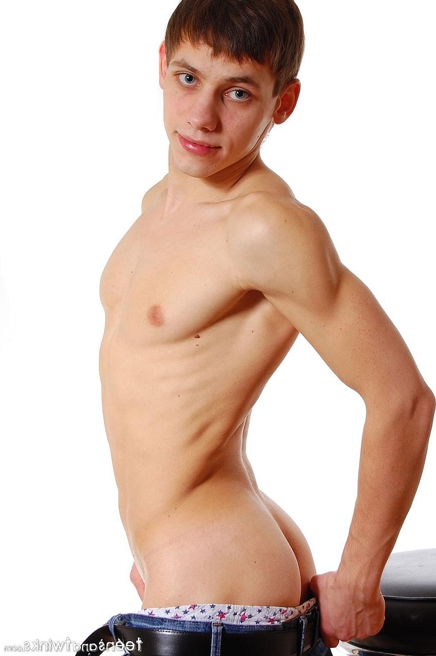 20P O adorável garoto gay Tommy revela seu corpo magro e bunda firme antes de se masturbar