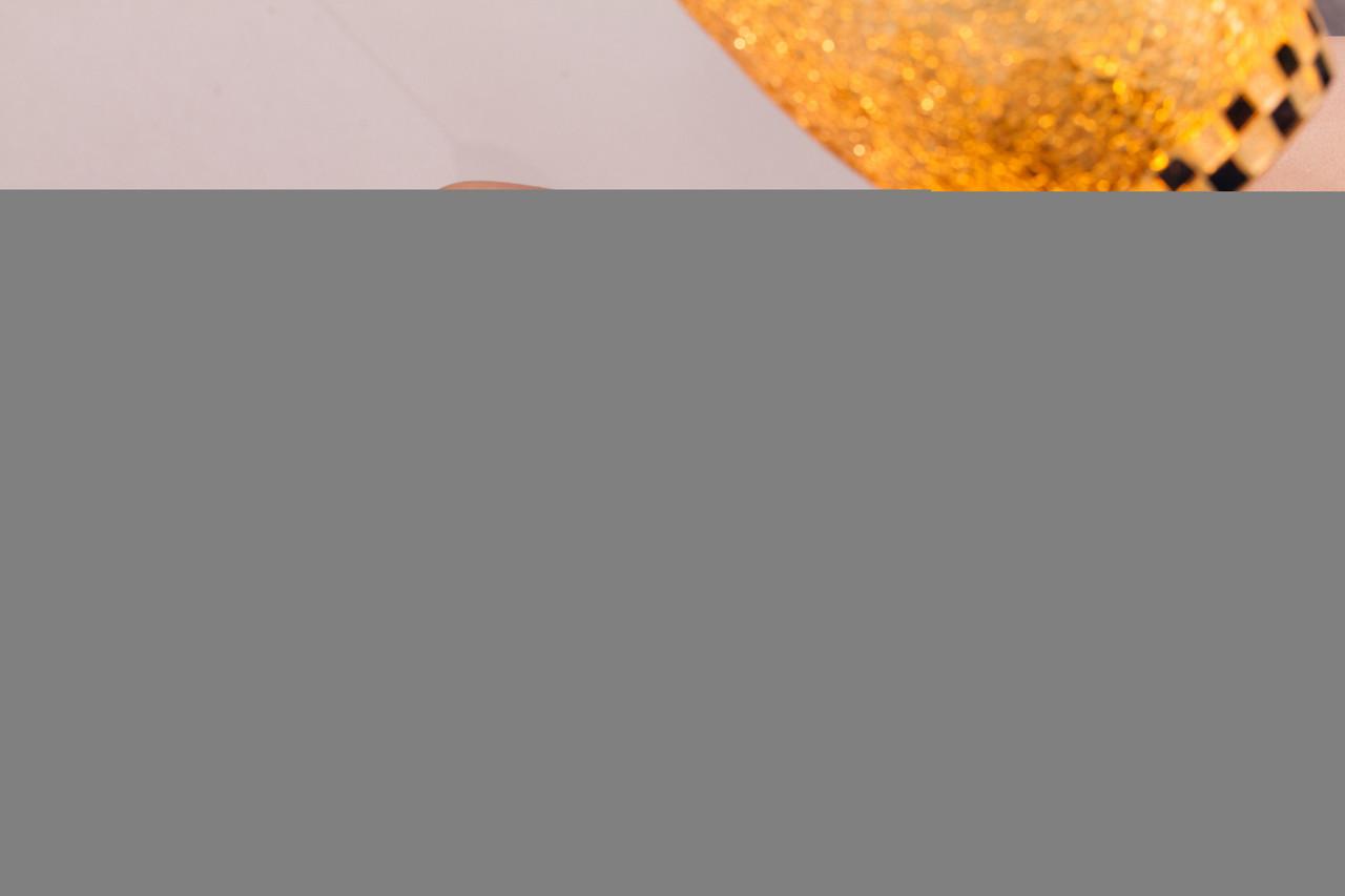 20P Glamourosa gata morena Kantata exibe seu corpo quente com linhas bronzeadas