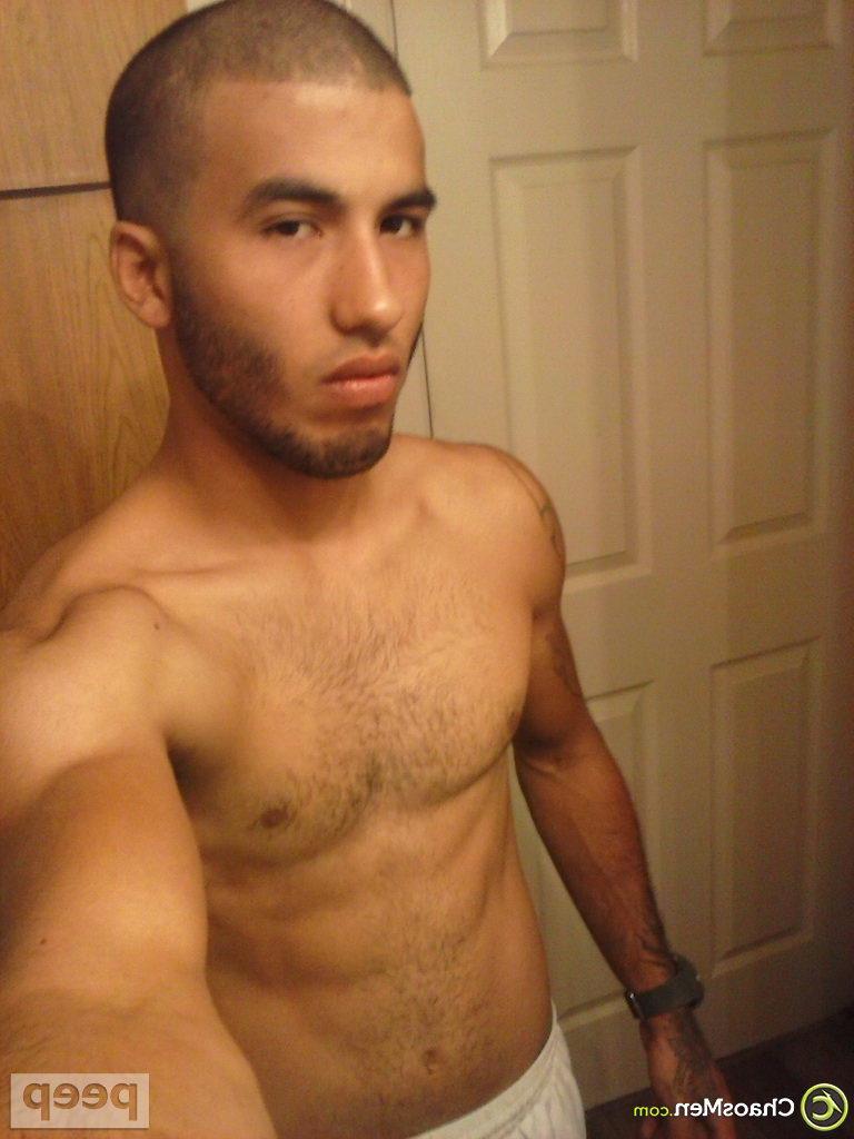 12P El chico gay con la cabeza rapada Vicente se toma selfies de su polla gruesa y su pecho peludo