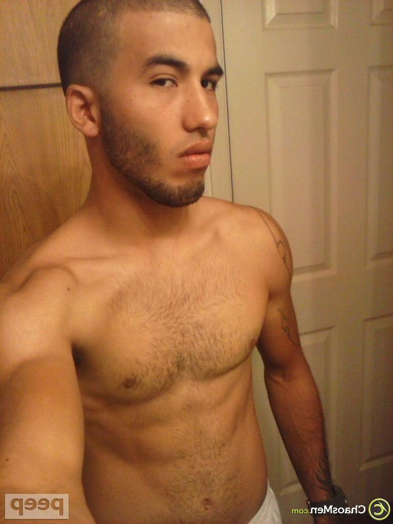 12P El chico gay con la cabeza rapada Vicente se toma selfies de su polla gruesa y su pecho peludo