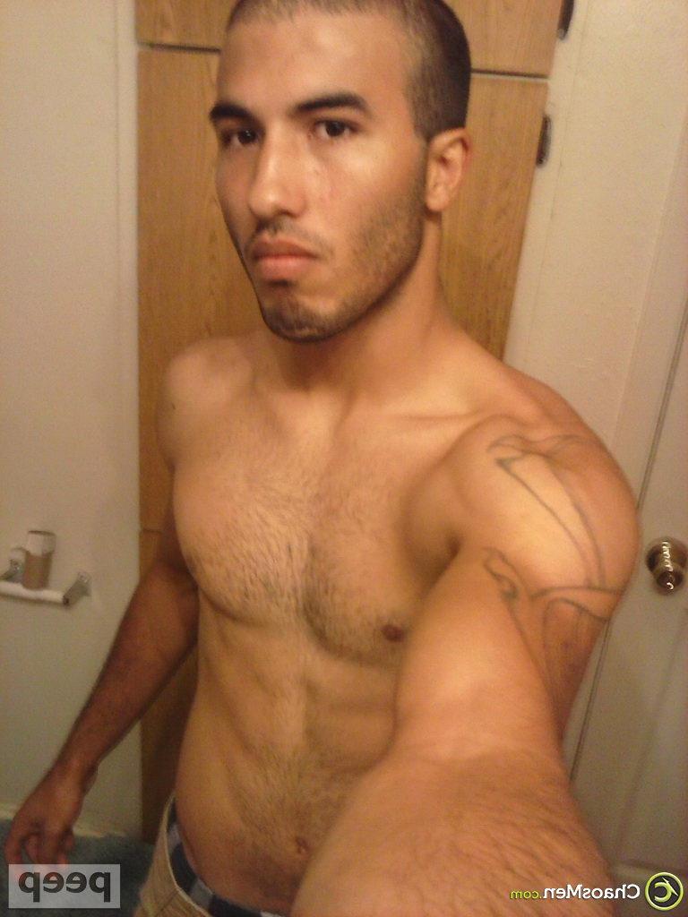 12P El chico gay con la cabeza rapada Vicente se toma selfies de su polla gruesa y su pecho peludo