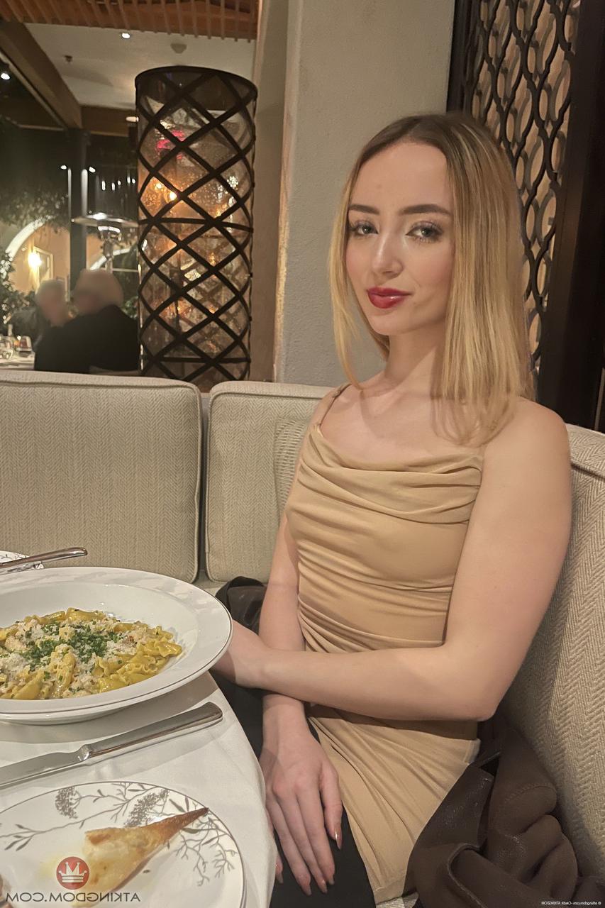 20P Die blonde Amateurin Maria Kazi stellt ihren Arsch, ihre Muschi und ihre Füße aus nächster Nähe im Freien zur Schau