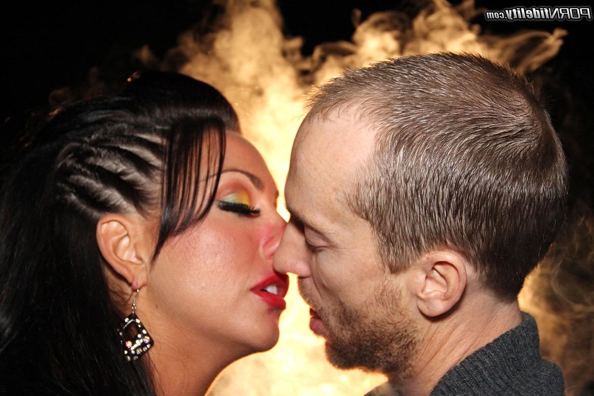 14P La morena caliente Tiffany Brookes fuma una pipa antes de que la coman y la follen