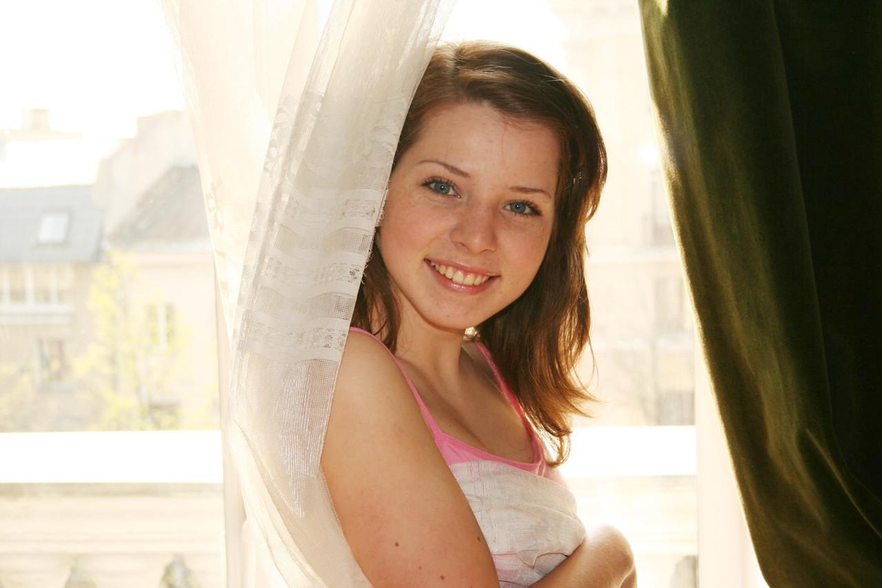 15P Junge Amateurin entblößt bei Solo-Action ihre kleinen Titten und ihre Muschi