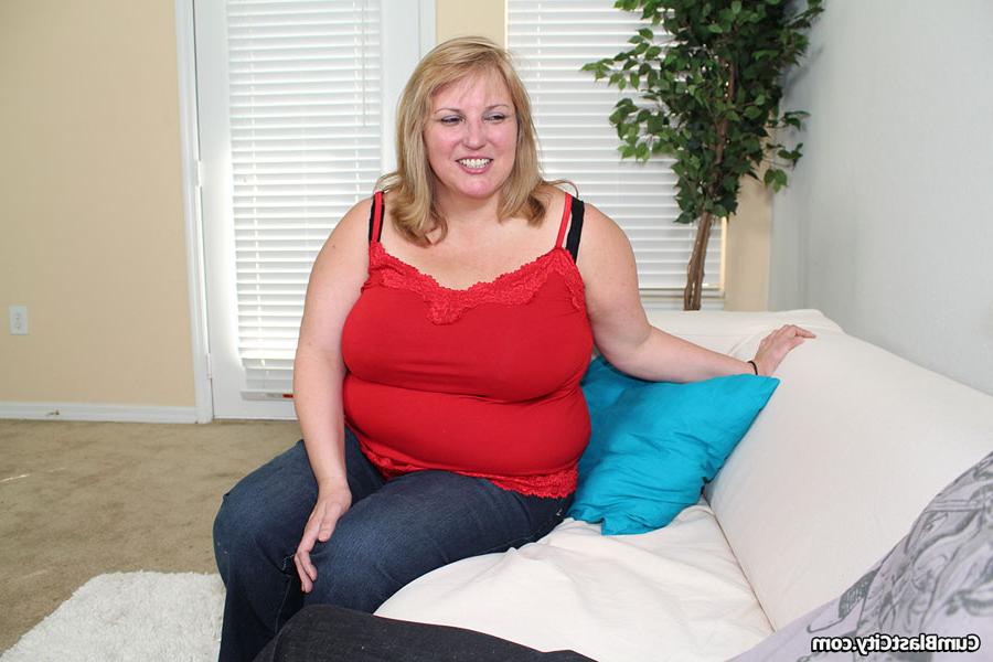 12P Une grosse femme blonde tient ses gros seins après avoir fait une pipe