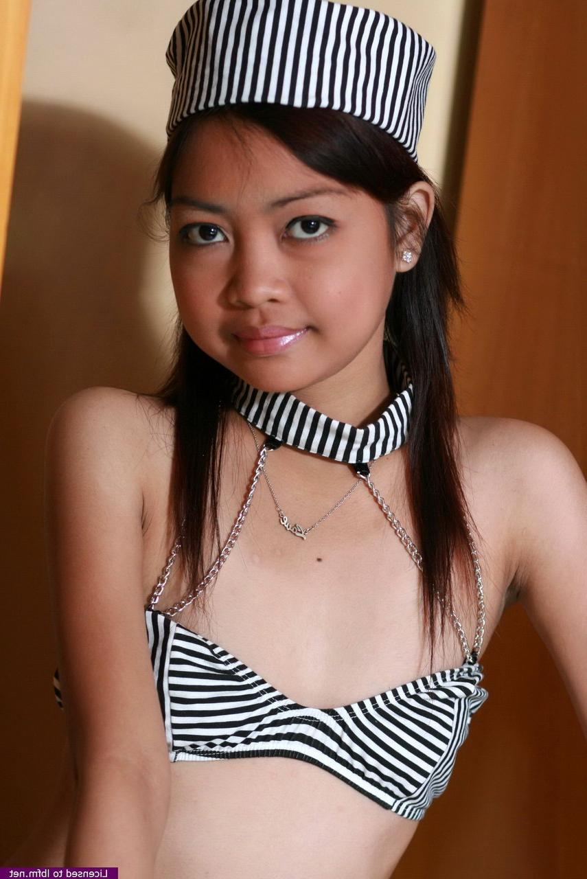 12P Menina asiática de 18 anos mostra sua buceta natural depois de tirar a roupa