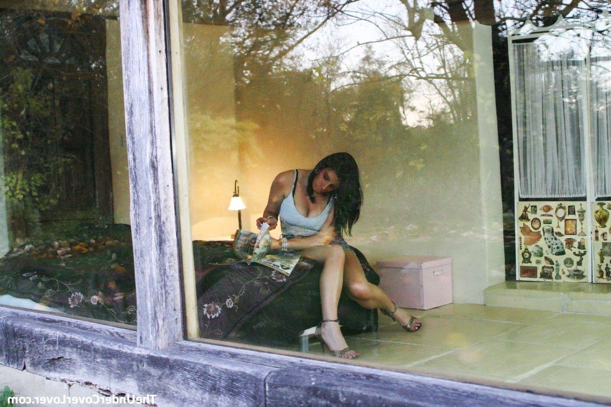 12P Die Britin Ellena Simmons wird von einem schwarzen Peeping Tom gebumst