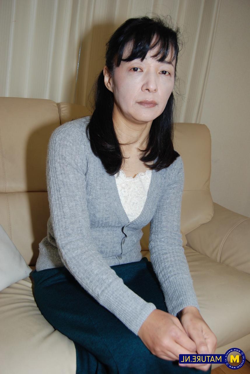 20P La dulce MILF japonesa Kiyoe Majima juega y se lava el coño peludo en solitario