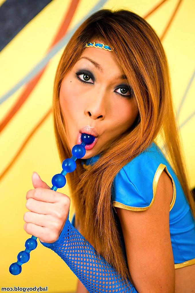 16P La jolie transexuelle thaïlandaise Yoyo pose un jeune corps menu en bas résille.