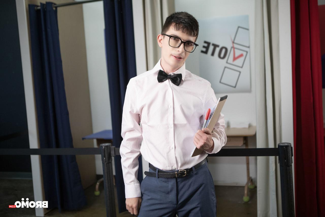 20P Gay com tinta tesão bate no cu de um jovem magro em ação hardcore
