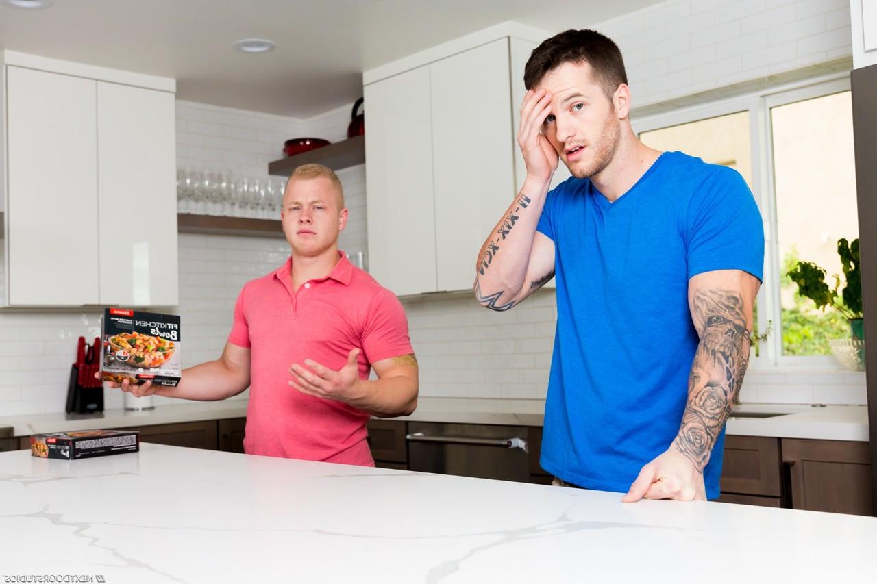 20P Os gays sensuais Quentin Gainz e Leo Luckett chupam o pau um do outro antes do sexo
