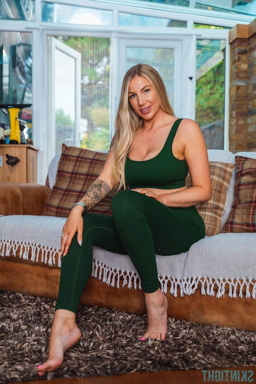 12P La preciosa rubia danielle maye se quita la ropa deportiva para desnudarse en un sofá