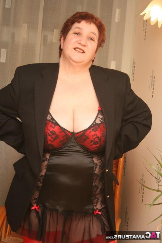 20P Madura pelirroja BBW Kinky Carol libera sus enormes tetas de la lencería
