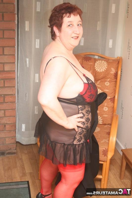 20P Madura pelirroja BBW Kinky Carol libera sus enormes tetas de la lencería