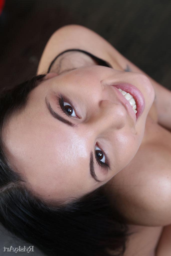 16P A adolescente de cabelos escuros Sable Sharp faz ótimas poses nuas sobre uma poltrona