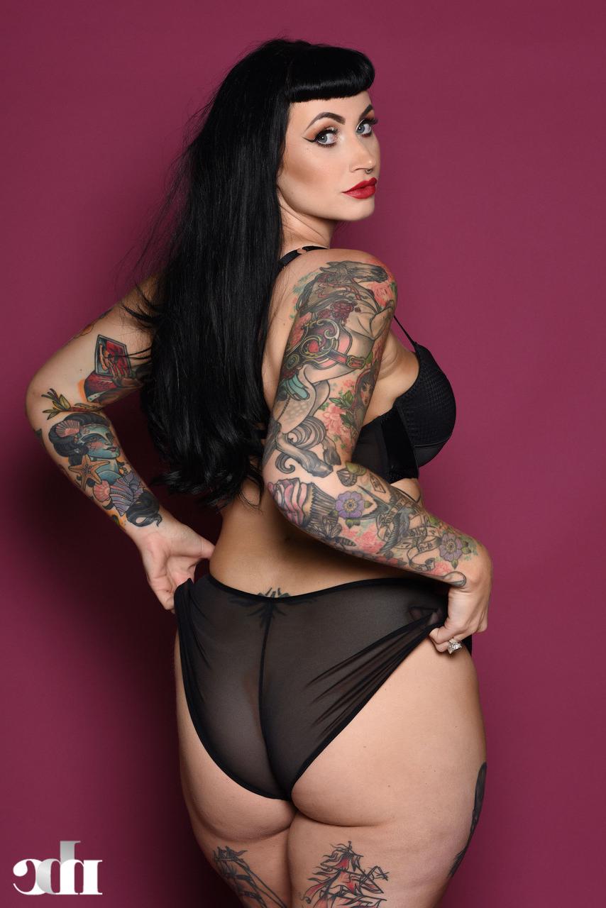 20P A gordinha Cherrie Pie exibe suas curvas tatuadas em lingerie e revela seus seios