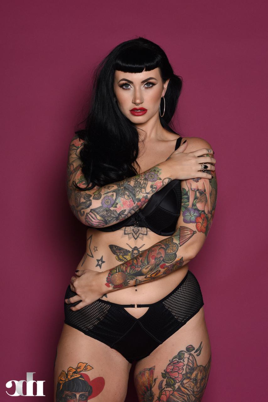 20P A gordinha Cherrie Pie exibe suas curvas tatuadas em lingerie e revela seus seios
