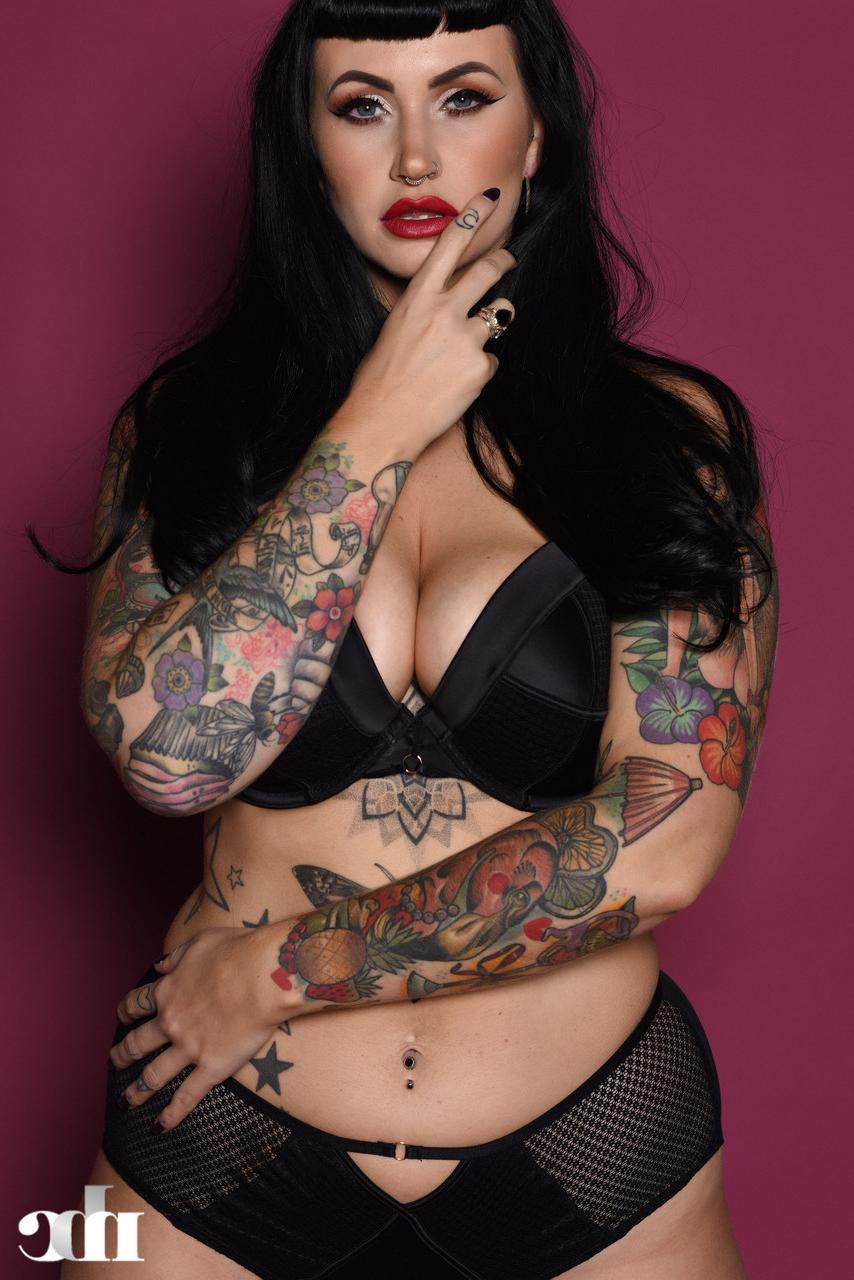 20P A gordinha Cherrie Pie exibe suas curvas tatuadas em lingerie e revela seus seios