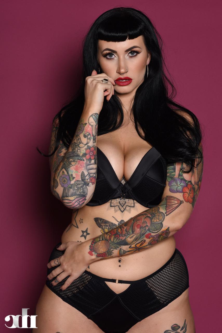 20P A gordinha Cherrie Pie exibe suas curvas tatuadas em lingerie e revela seus seios