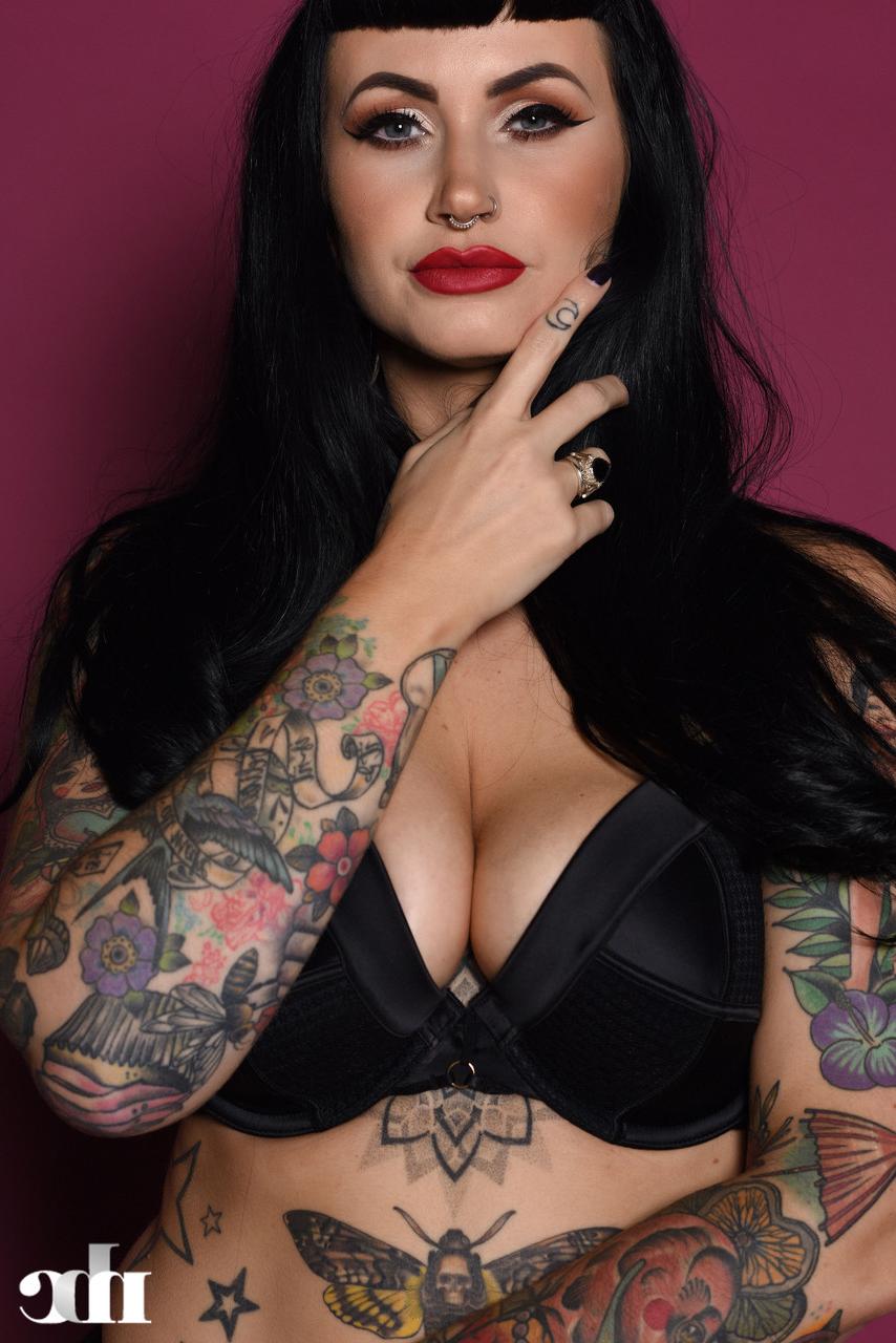 20P A gordinha Cherrie Pie exibe suas curvas tatuadas em lingerie e revela seus seios