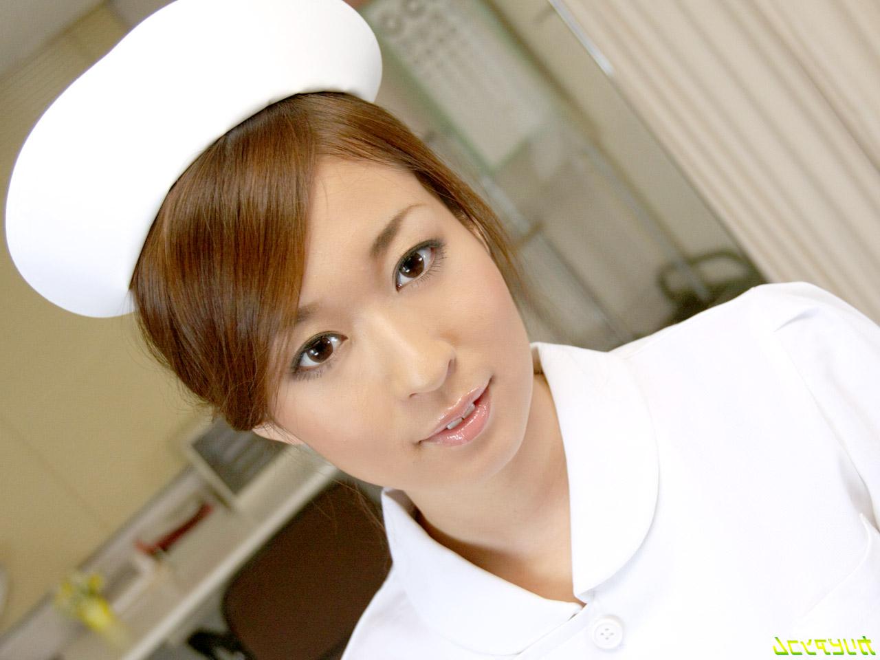 9P A linda enfermeira japonesa Risa Misaki se masturba no trabalho antes de ser fodida